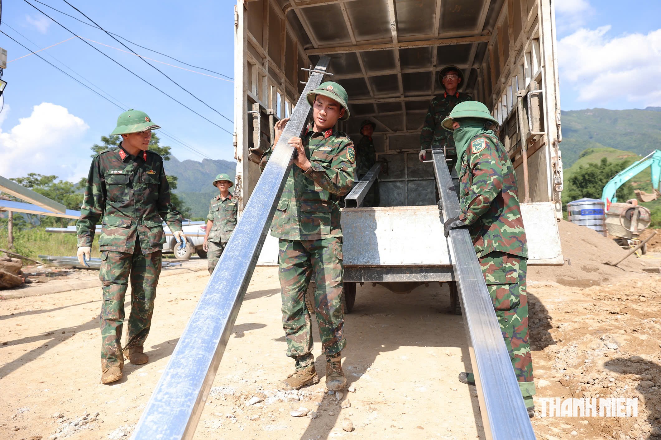 Những móng nhà mới đầu tiên sau lũ tại Mường Than: 'Sau cơn mưa trời lại sáng'- Ảnh 4.