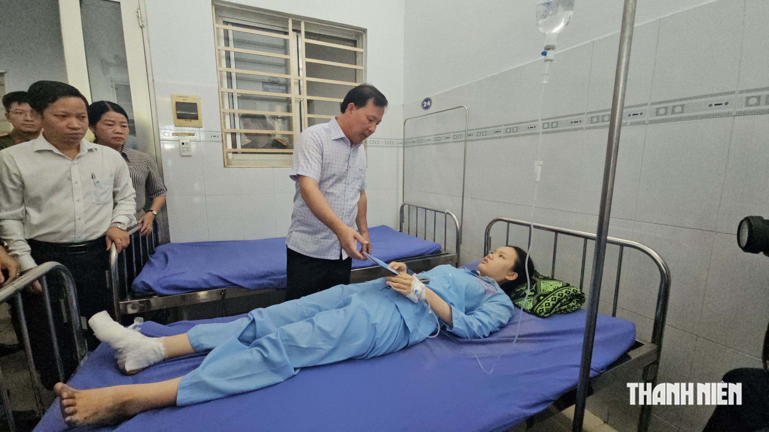 Lãnh đạo Đồng Nai thăm hỏi nạn nhân vụ cháy xe khách 7 người tử vong - Ảnh 1.