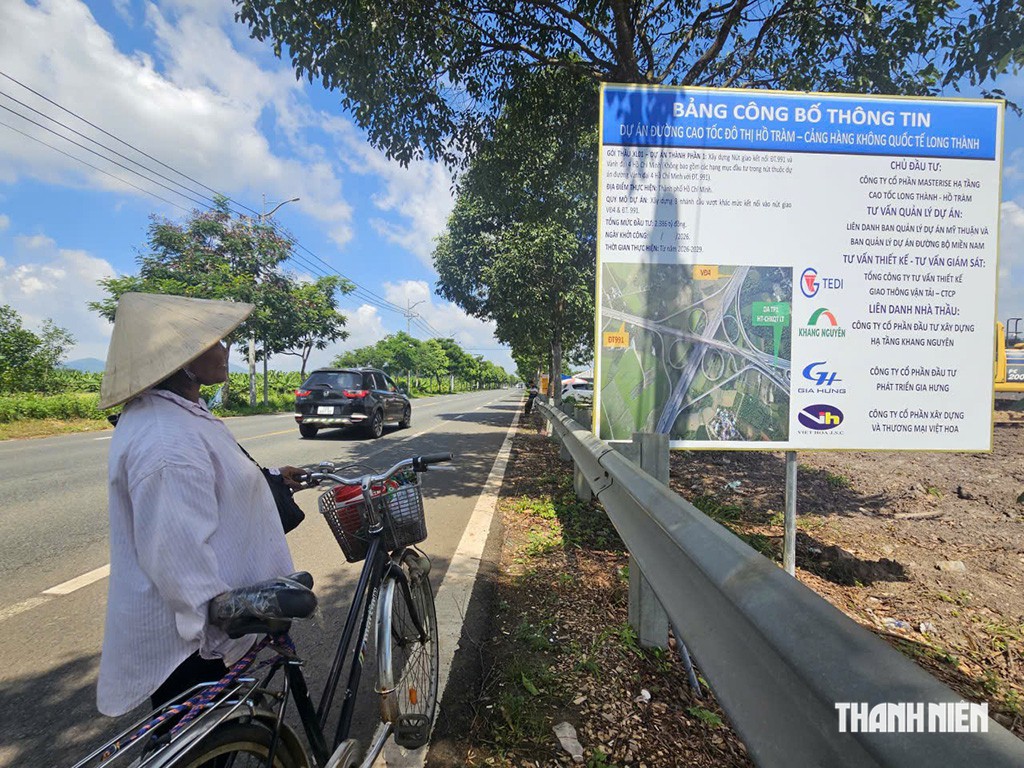 Người dân xem thông tin về dự án tuyến cao ốc Hồ Tràm - sân bay Long Thành