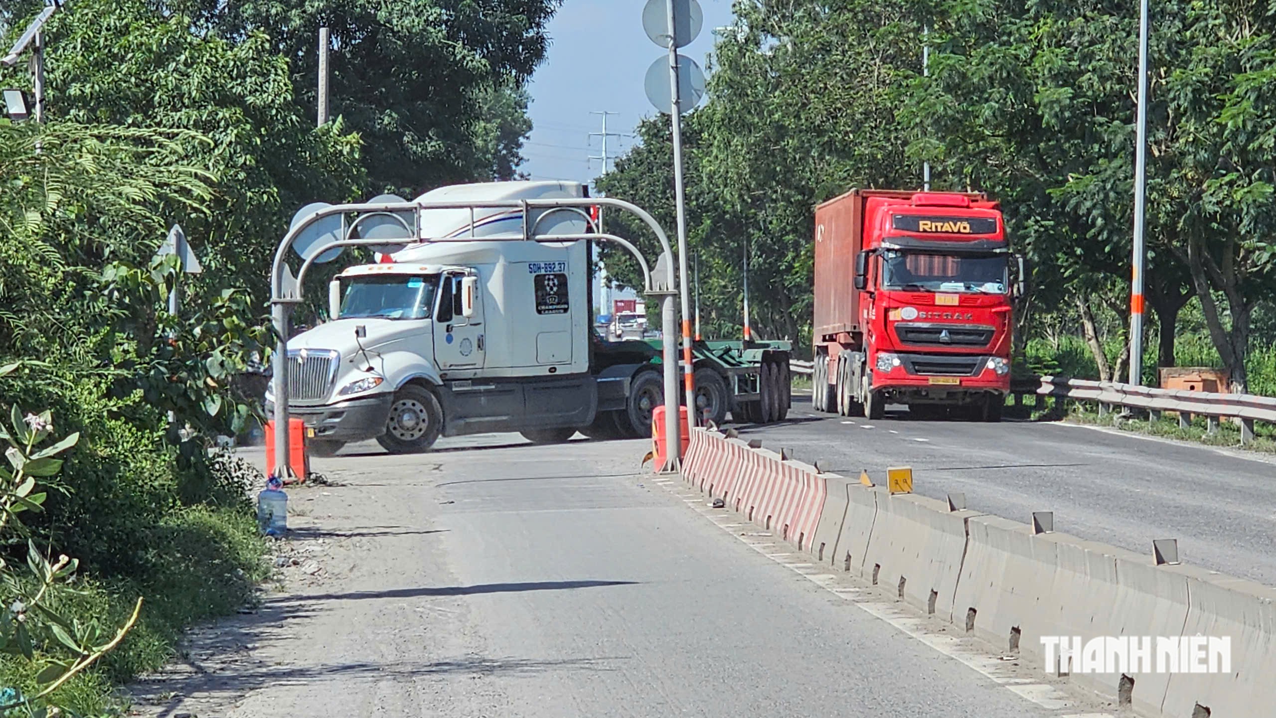 B&atilde;i xe container tr&ecirc;n đường V&otilde; Ch&iacute; C&ocirc;ng g&acirc;y &ugrave;n ứ, bất an cho người d&acirc;n - Ảnh 1.