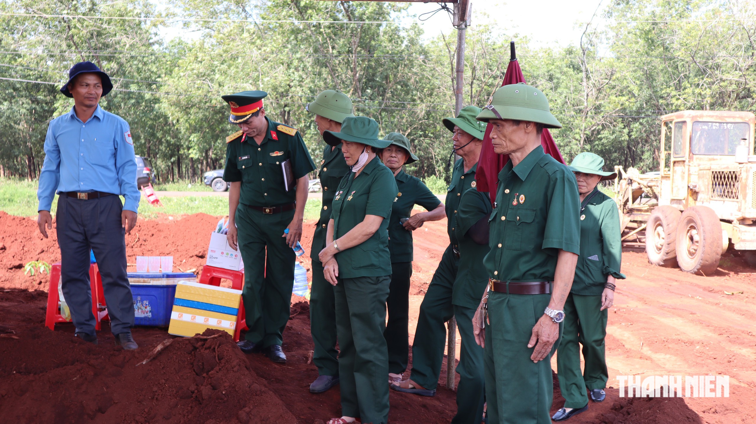 Mộ tập thể ở Đồng Nai: 'Bố tôi nằm nghĩa trang, còn các chú ở đây...' - Ảnh 12.