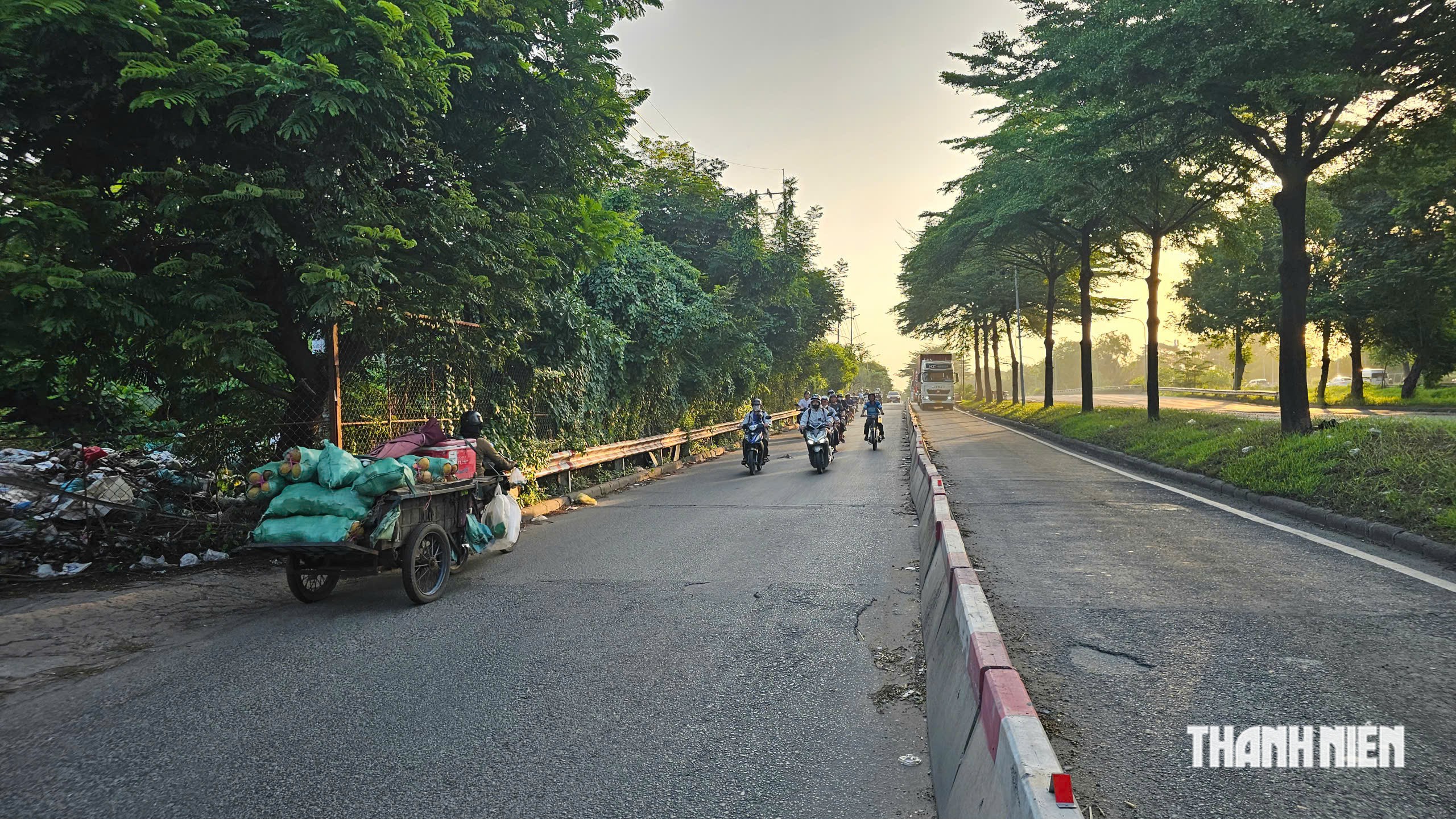 Sửa chữa cầu Ông Lớn, người dân bất chấp nguy hiểm đi ngược chiều - Ảnh 5.