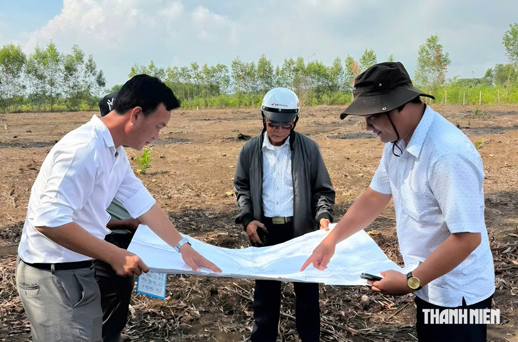 UBND P.Tân Thành (TP.HCM) xác định vị trí thu hồi đất dự án đường Vành đai 4Ảnh: Nguyễn Long