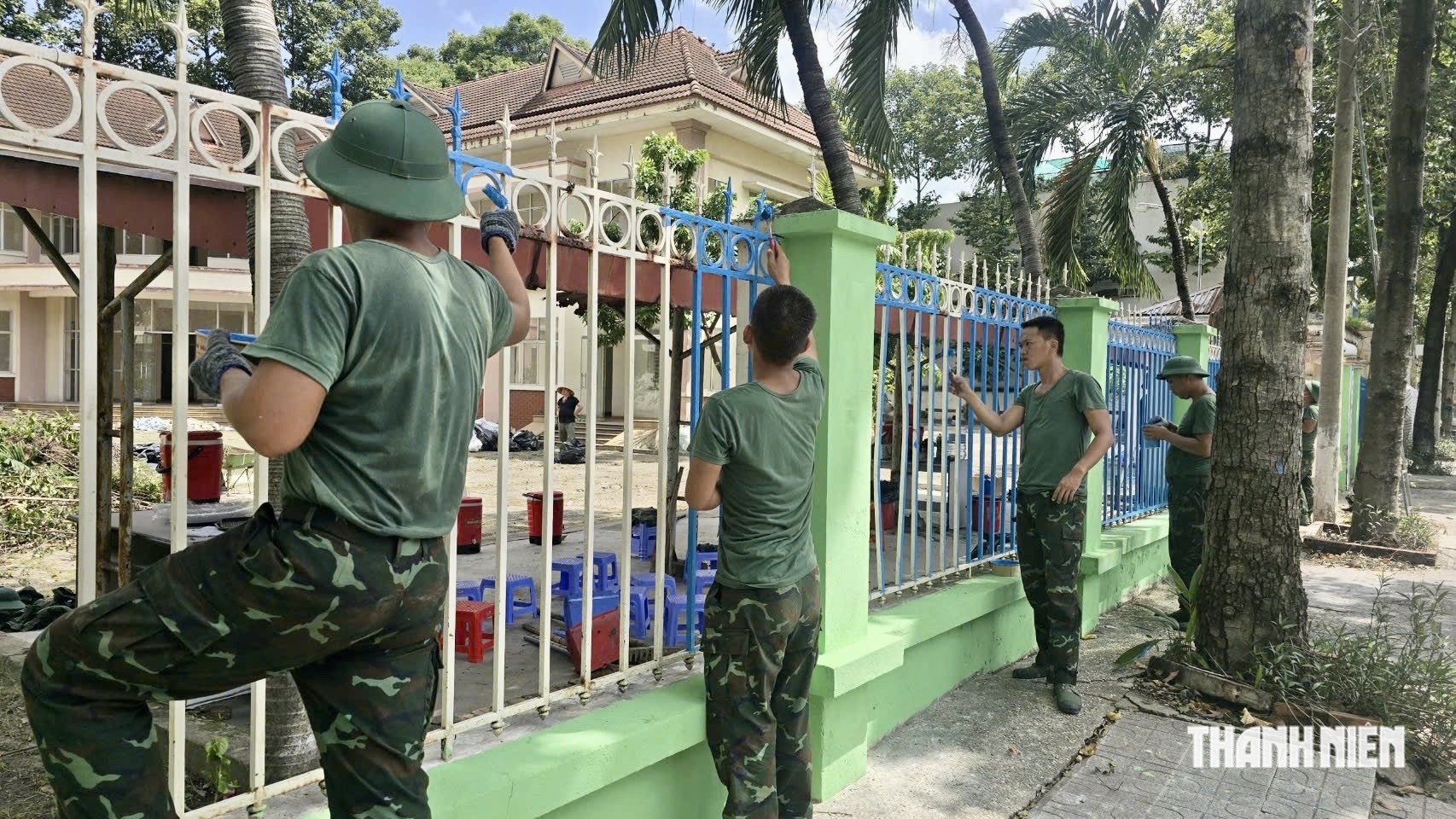 Từ trụ sở bỏ hoang thành trường học khang trang, bộ đội tặng cây hoa kiểng- Ảnh 2.