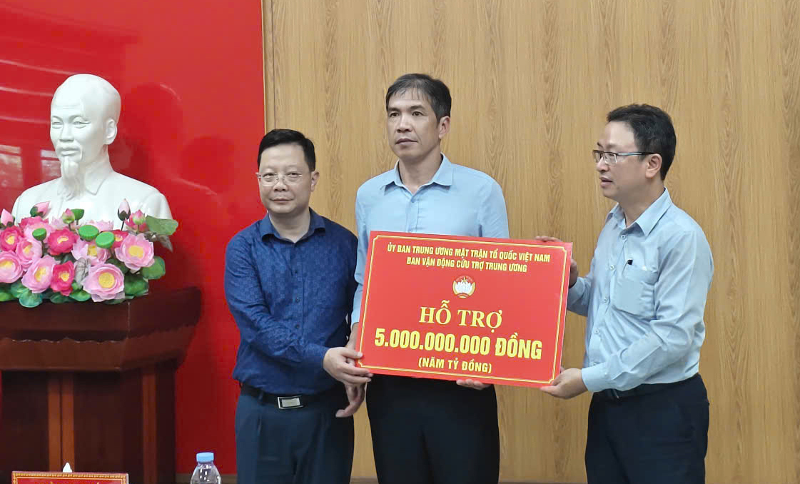 Mặt trận Tổ quốc Việt Nam trao 5 tỉ đồng hỗ trợ tỉnh Lai Châu - Ảnh 1.