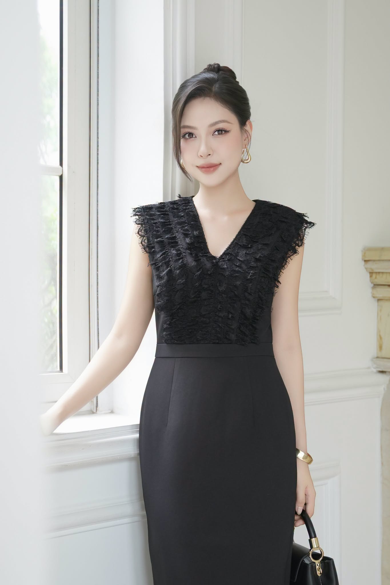 Phối đồ thu 2026 với sự trở lại mạnh mẽ của gam m&agrave;u trung t&iacute;nh - Ảnh 9.