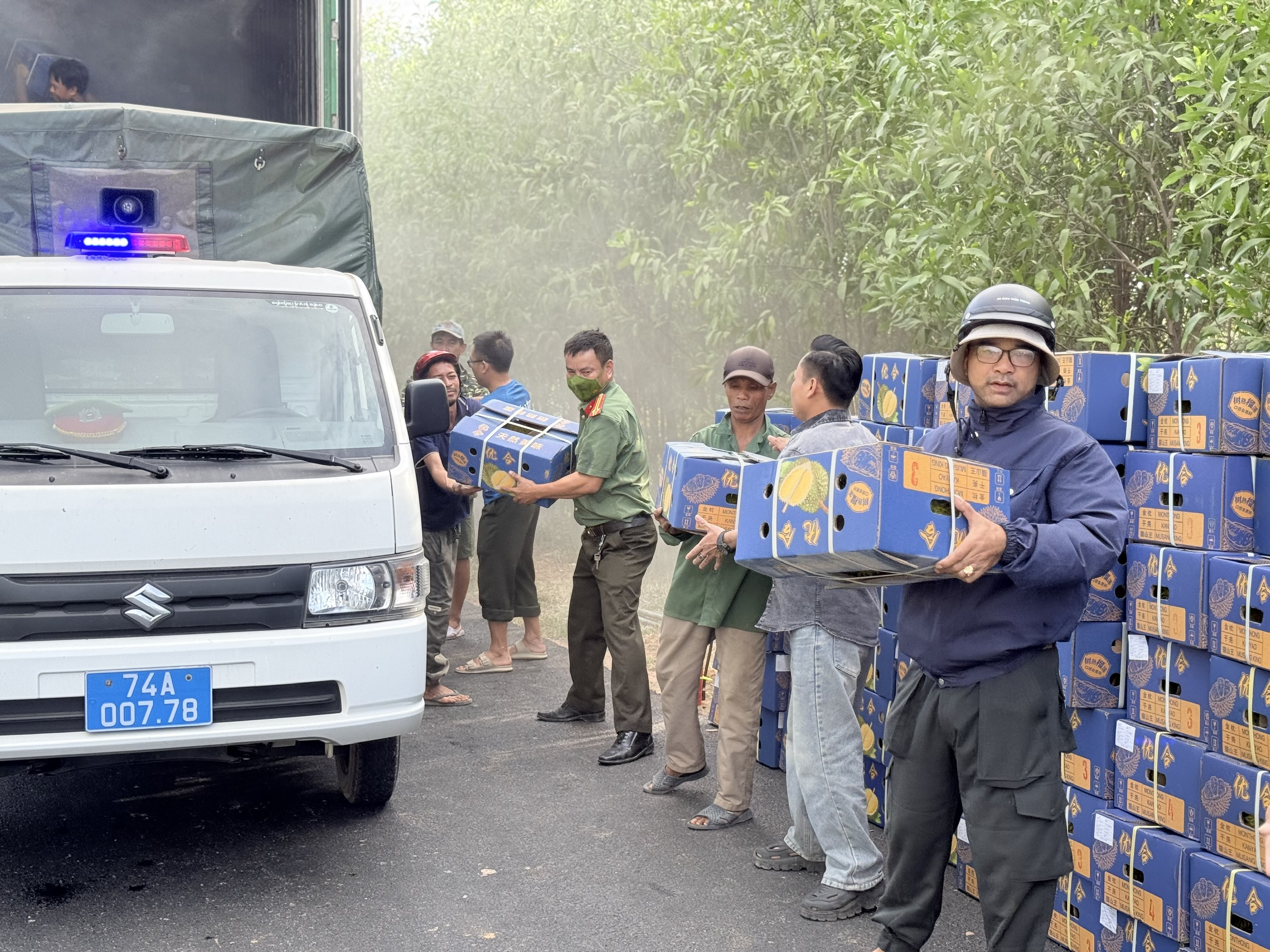 Cháy container chở 20 tấn sầu riêng trên đường Hồ Chí Minh- Ảnh 2.