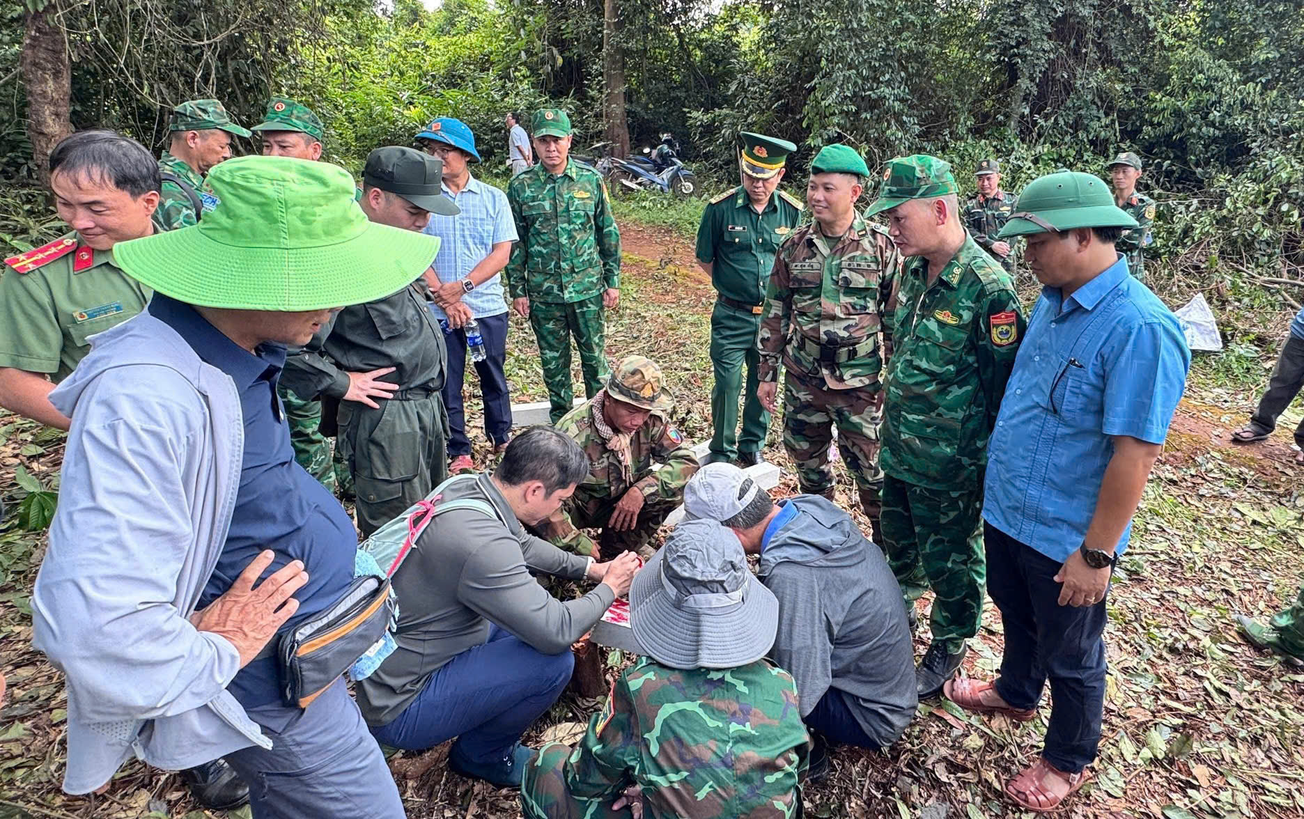 Việt Nam - Campuchia: Xác định vị trí mốc phụ, cọc dấu trên thực địa biên giới- Ảnh 4.