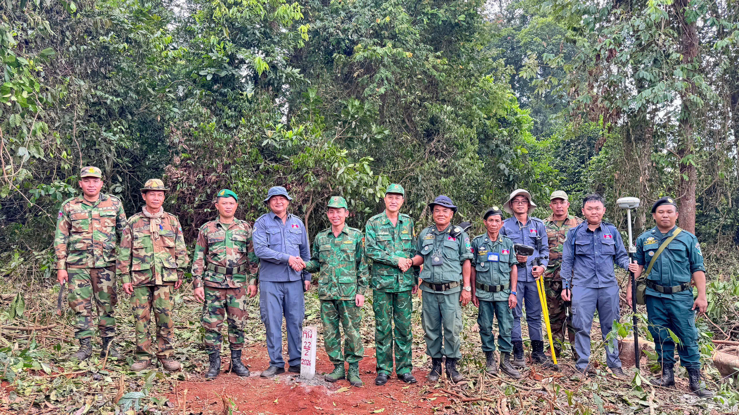 Việt Nam - Campuchia: Xác định vị trí mốc phụ, cọc dấu trên thực địa biên giới- Ảnh 5.
