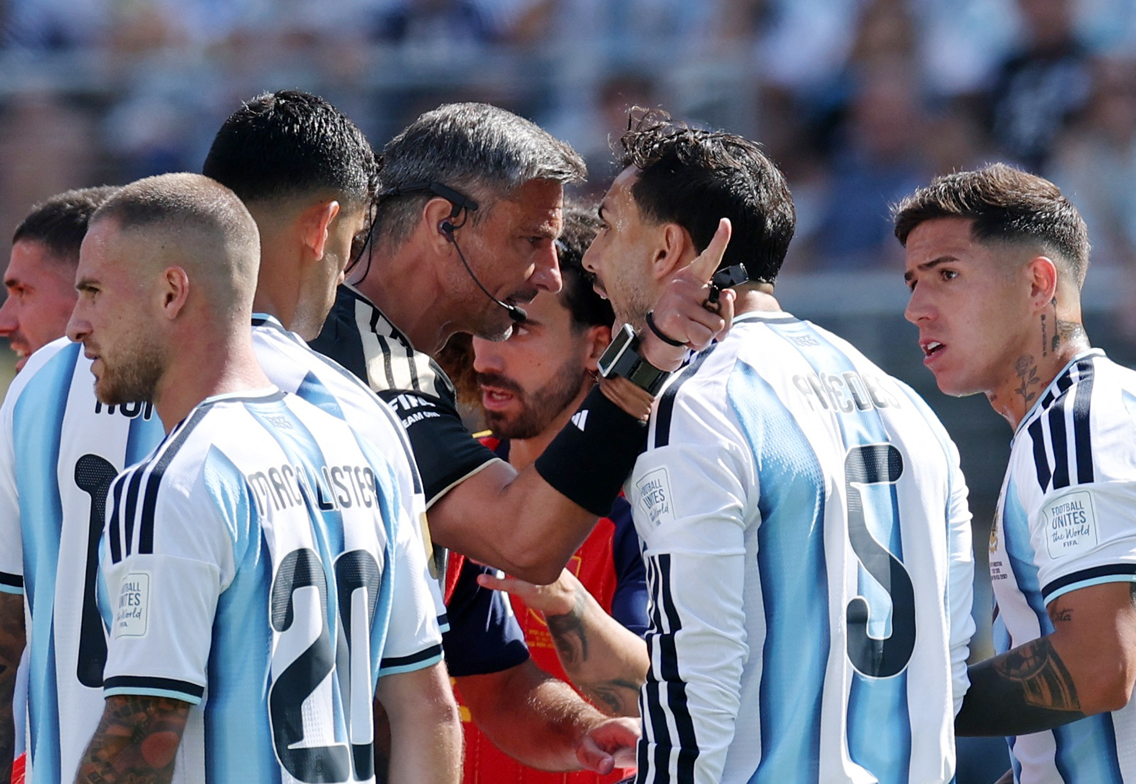 Cách duy nhất để Paredes thoát án phạt nặng từ FIFA sau bê bối ở trận chung kết 2 Yamal bất ngờ nhắc về màn ẩu đả, danh thủ Đức mong FIFA cấm Paredes 1 năm