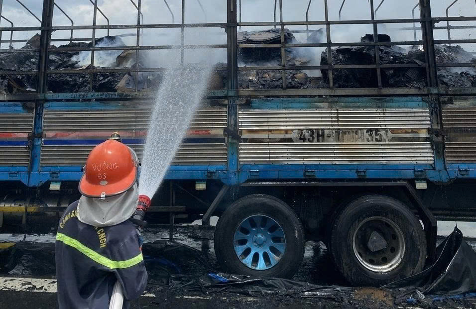 Xe tải bốc cháy trên cao tốc Vân Phong - Nha Trang- Ảnh 2.