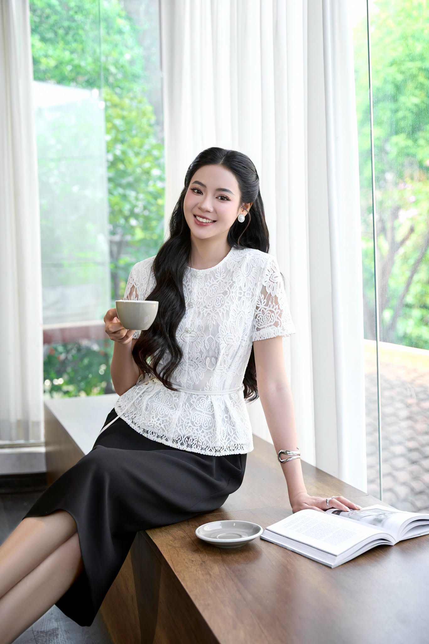 Áo và chân váy dài, cặp bài trùng làm nên phong cách thanh lịch hiện đại- Ảnh 1.