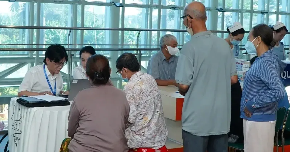 Nhiều người dân TP.HCM được khám sức khỏe miễn phí tại bệnh viện quốc tế - Ảnh 2.