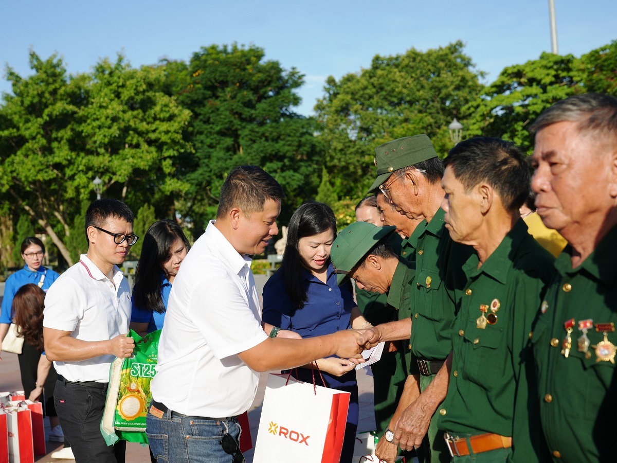 Hành trình tri ân tháng 7 lan tỏa đạo lý ‘Uống nước nhớ nguồn’- Ảnh 4.