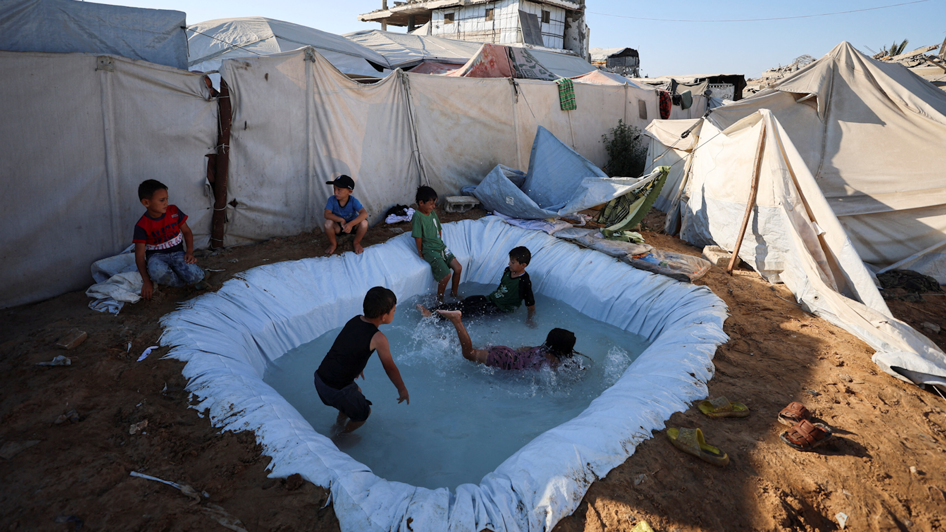 Cuộc săn t&igrave;m nước h&agrave;ng ng&agrave;y phơi b&agrave;y cuộc khủng hoảng sức khỏe nghi&ecirc;m trọng tại Gaza - Ảnh 1.