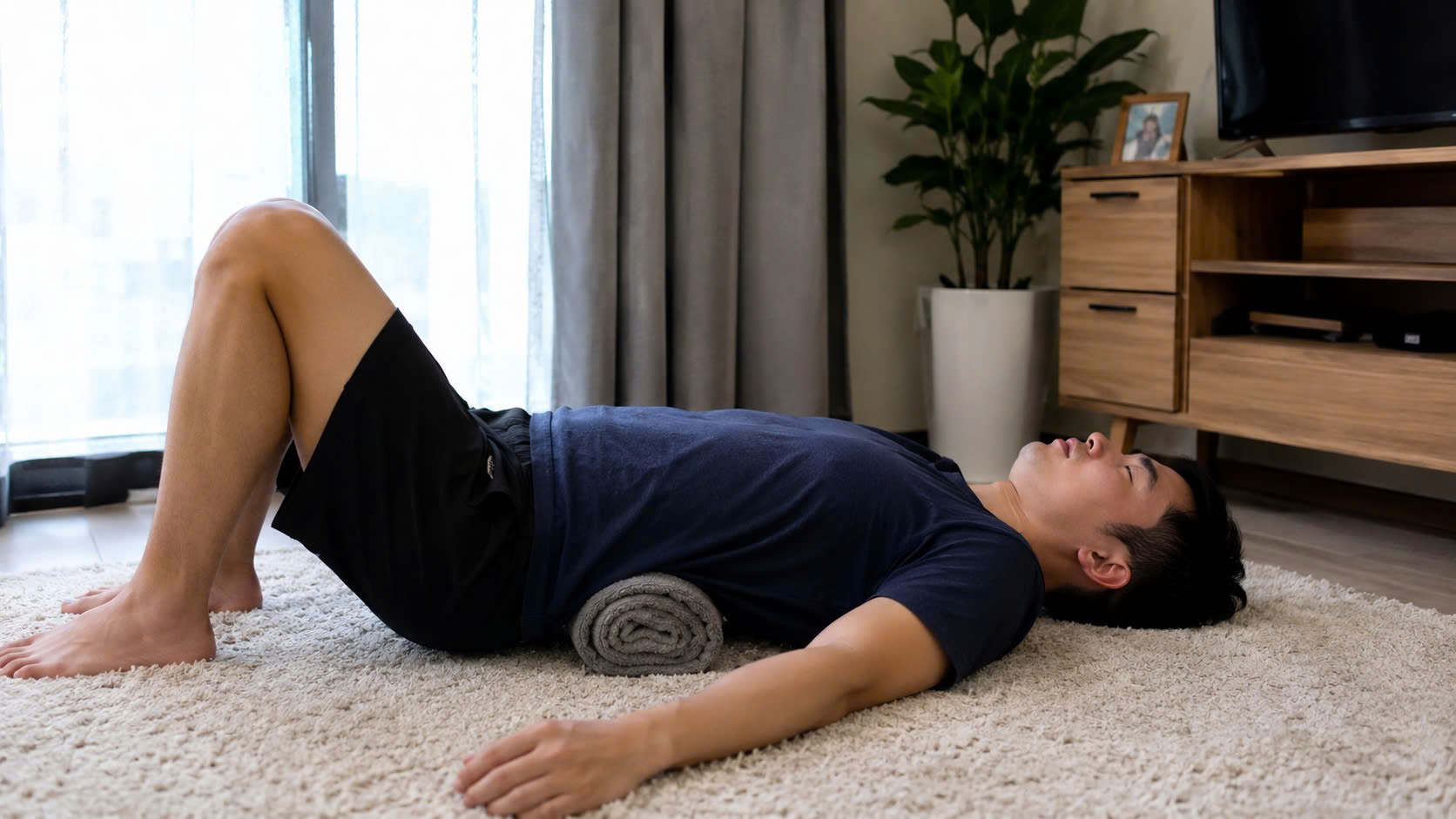 Cách giảm đau lưng do ngồi cả ngày - Ảnh 1.