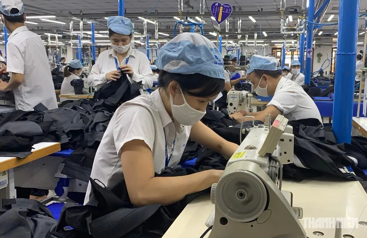 Bộ Nội vụ đề xuất tăng lương tối thiểu vùng 7,8% từ đầu năm 2027- Ảnh 1.