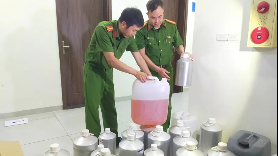 Pha trộn cồn, nước cất với hương liệu thành các loại nước hoa nổi tiếng thế giới - Ảnh 1.