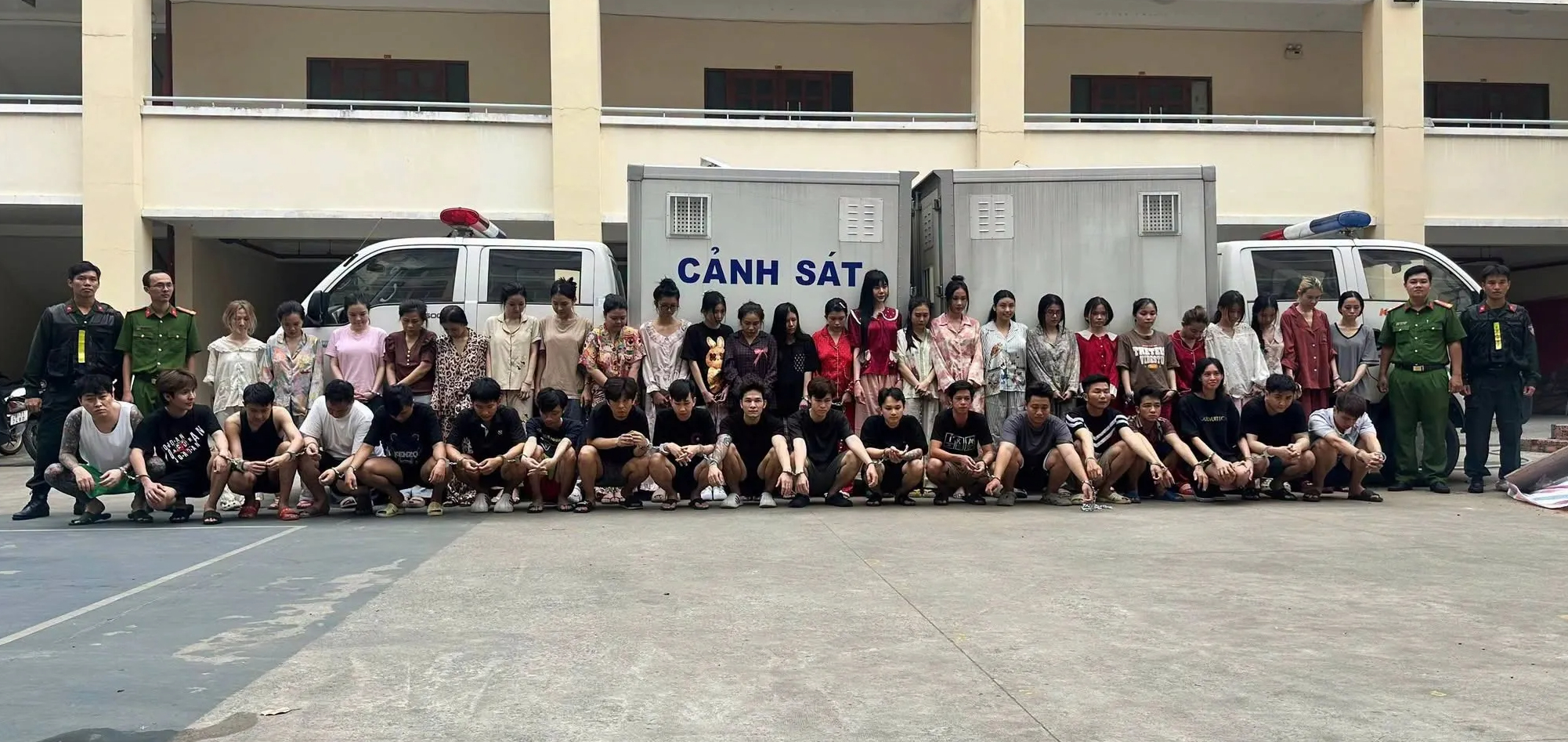 Triệt phá đường dây ma túy 'núp bóng' pod chill xuyên biên giới, bắt 49 nghi phạm - Ảnh 1.