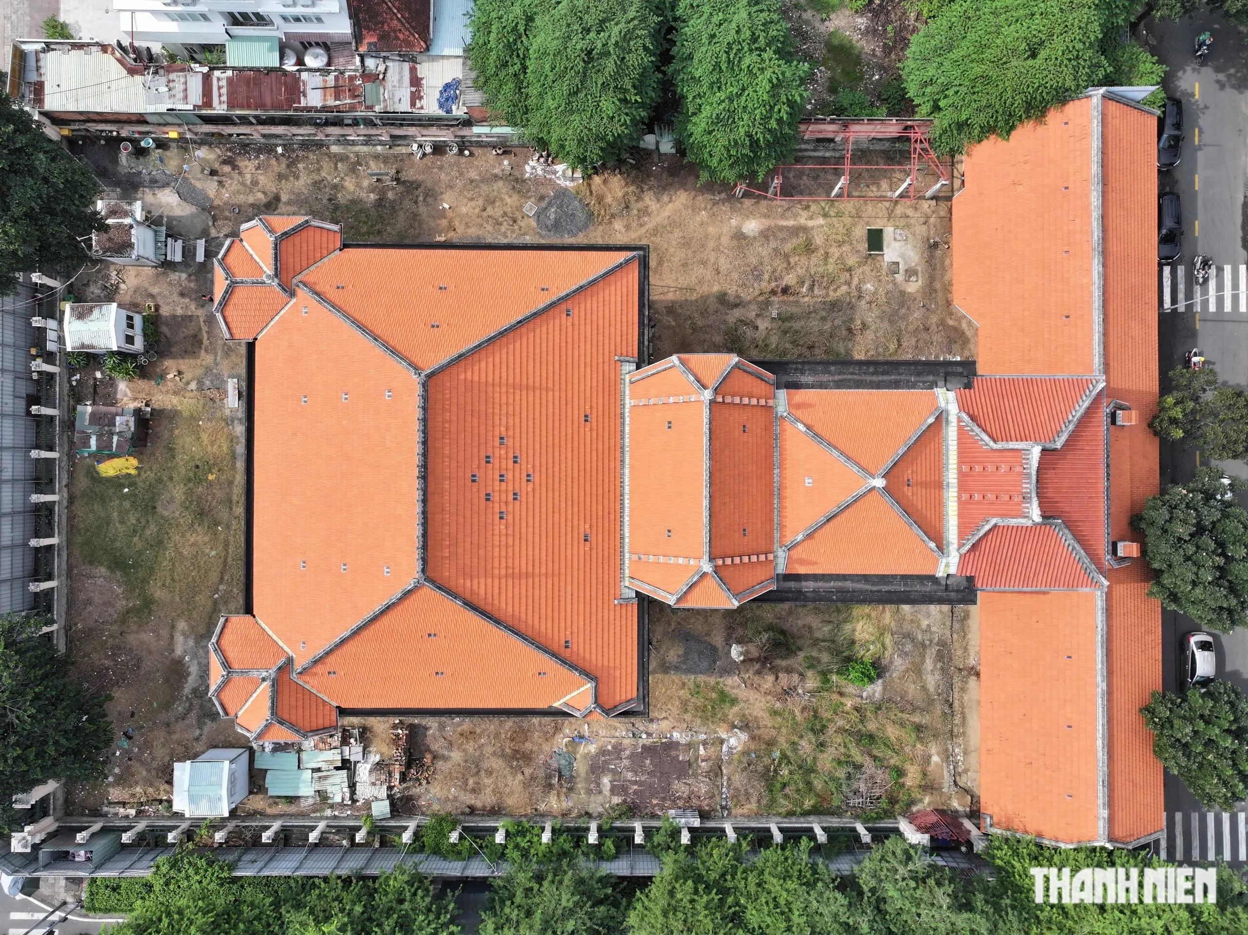 Vì sao loạt biệt thự cổ giữa trung tâm TP.HCM vẫn bỏ hoang nhiều năm? - Ảnh 1.