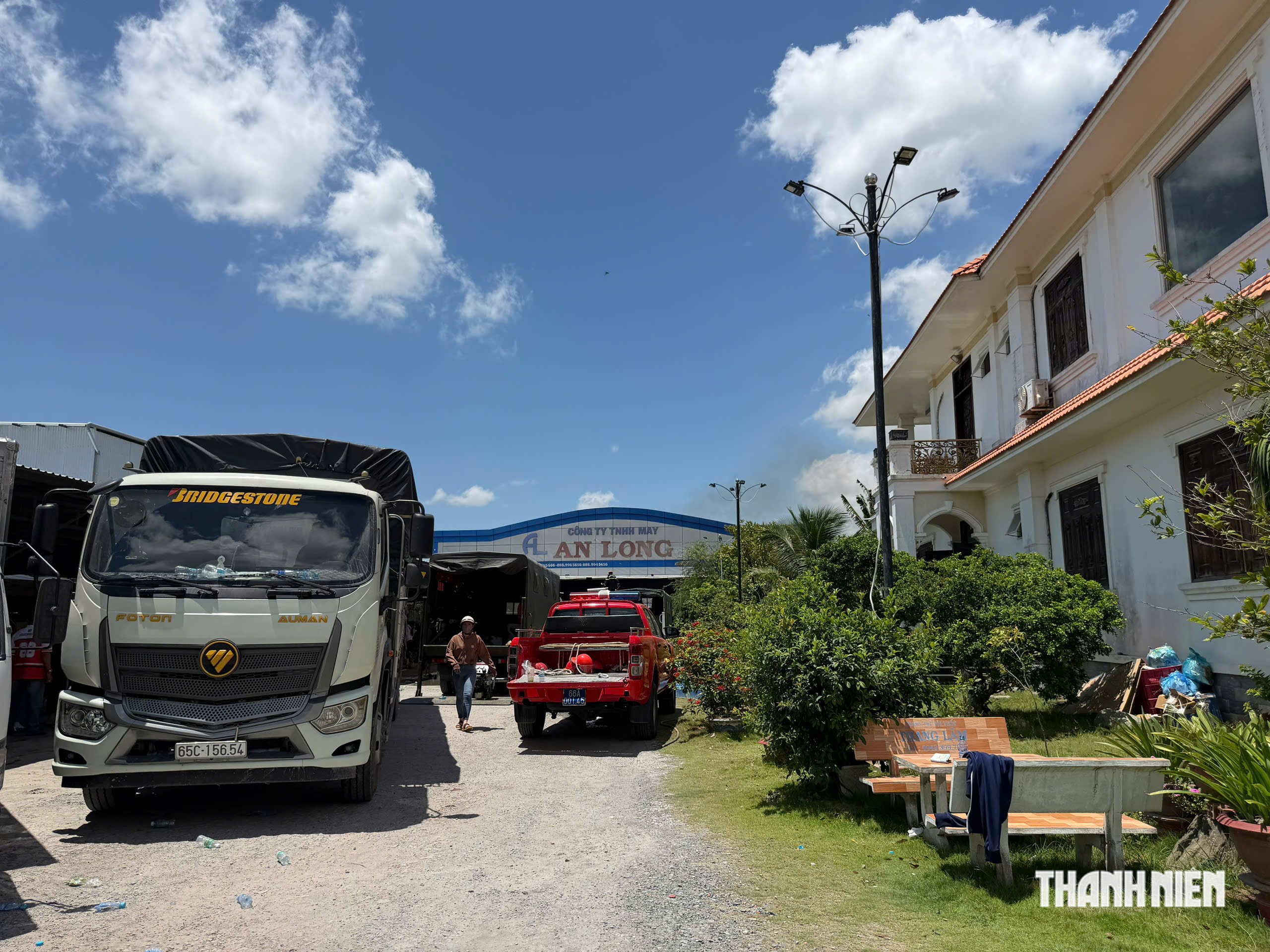 Cháy lớn ở công ty may, hơn 200 công nhân kịp thời sơ tán- Ảnh 1.