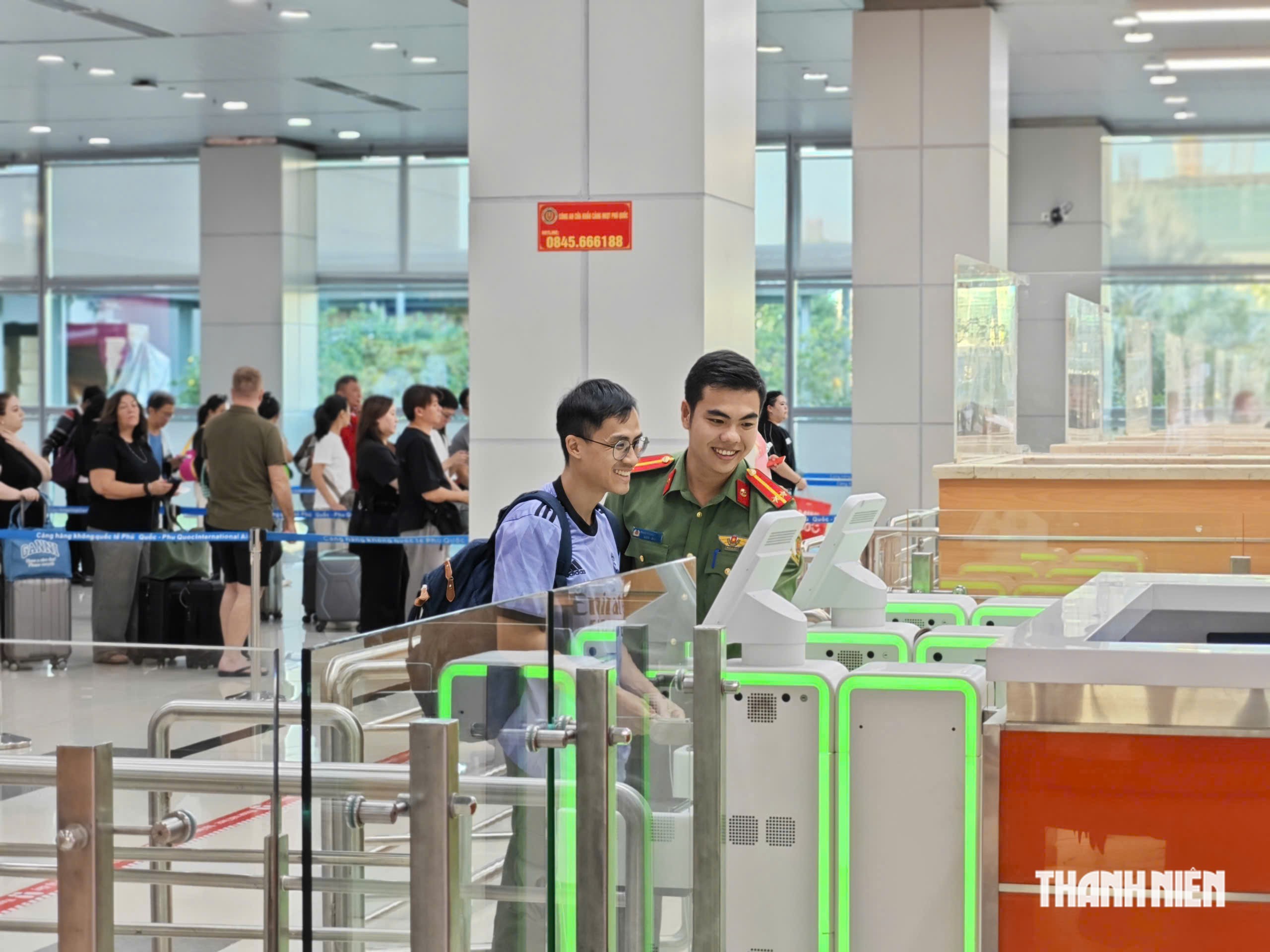 Sử dụng giấy tờ giả đi máy bay bị tội gì? - Ảnh 3.