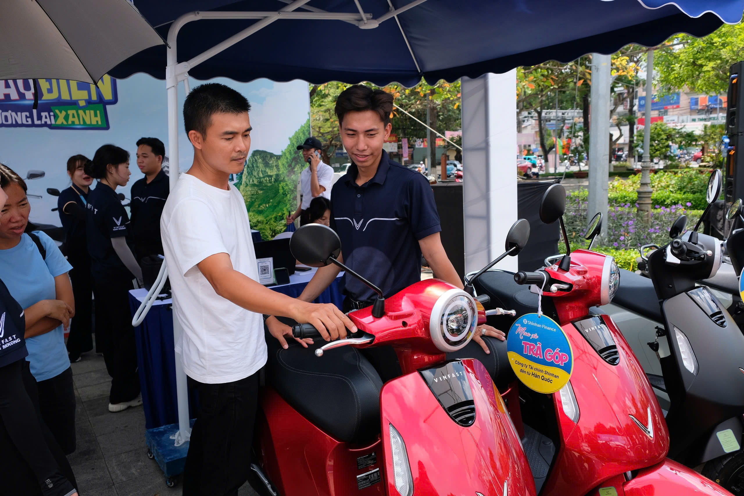 Tổng lực hỗ trợ người dân chuyển đổi 'phương tiện xanh' - Ảnh 1.
