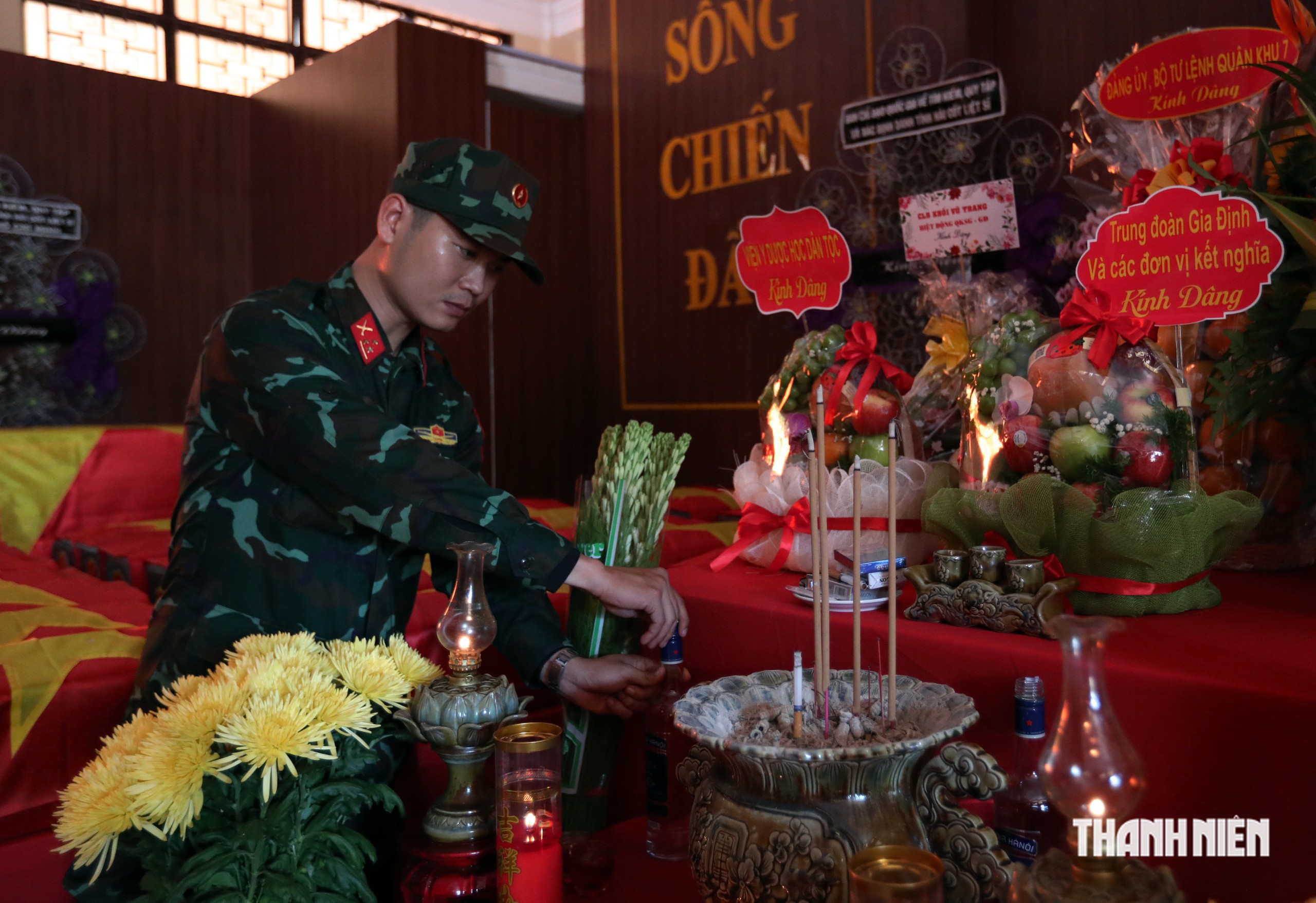 Những mâm cơm, nén hương tri ân các liệt sĩ tại công viên Lê Thị Riêng - Ảnh 4.