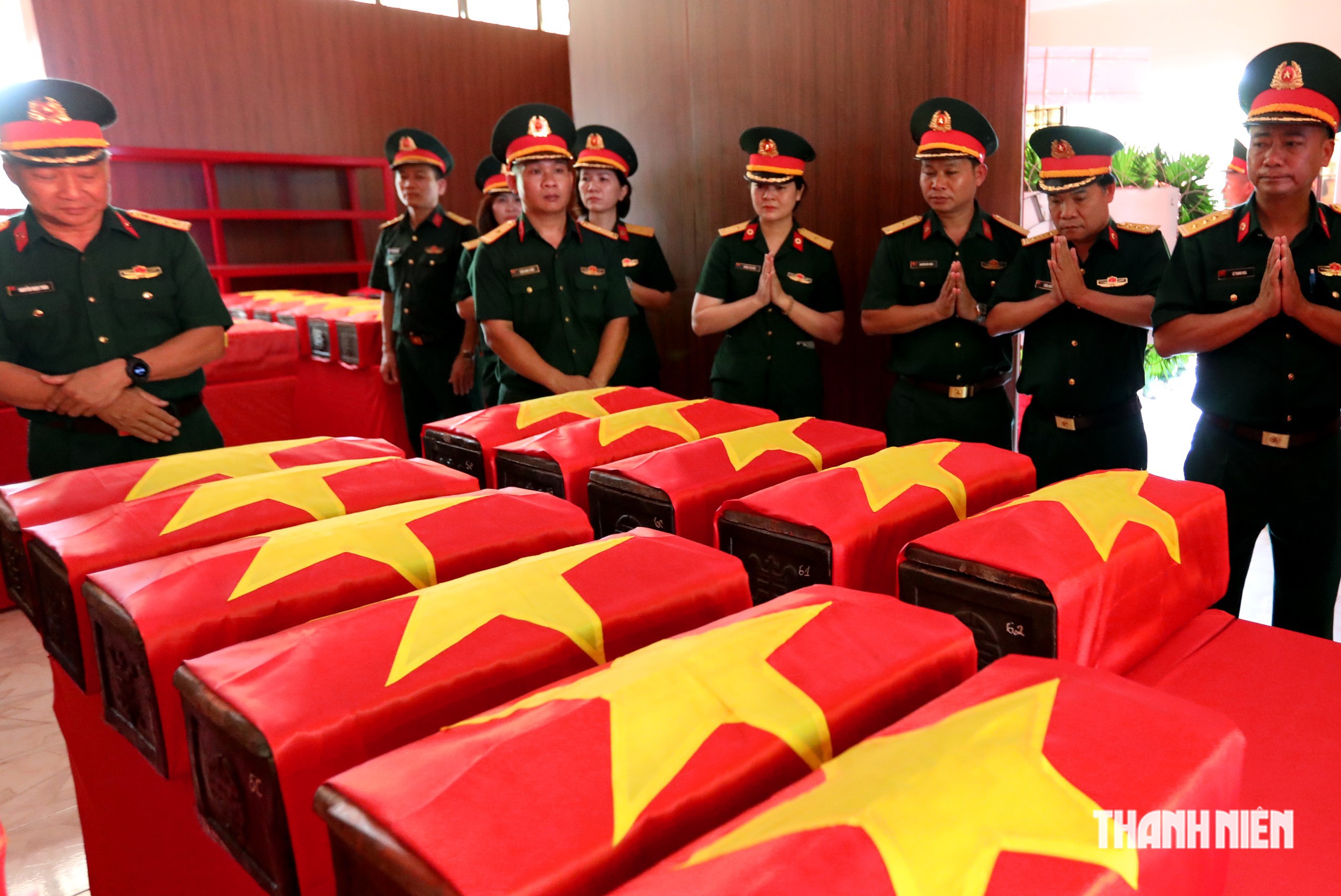 Những mâm cơm, nén hương tri ân các liệt sĩ tại công viên Lê Thị Riêng - Ảnh 5.