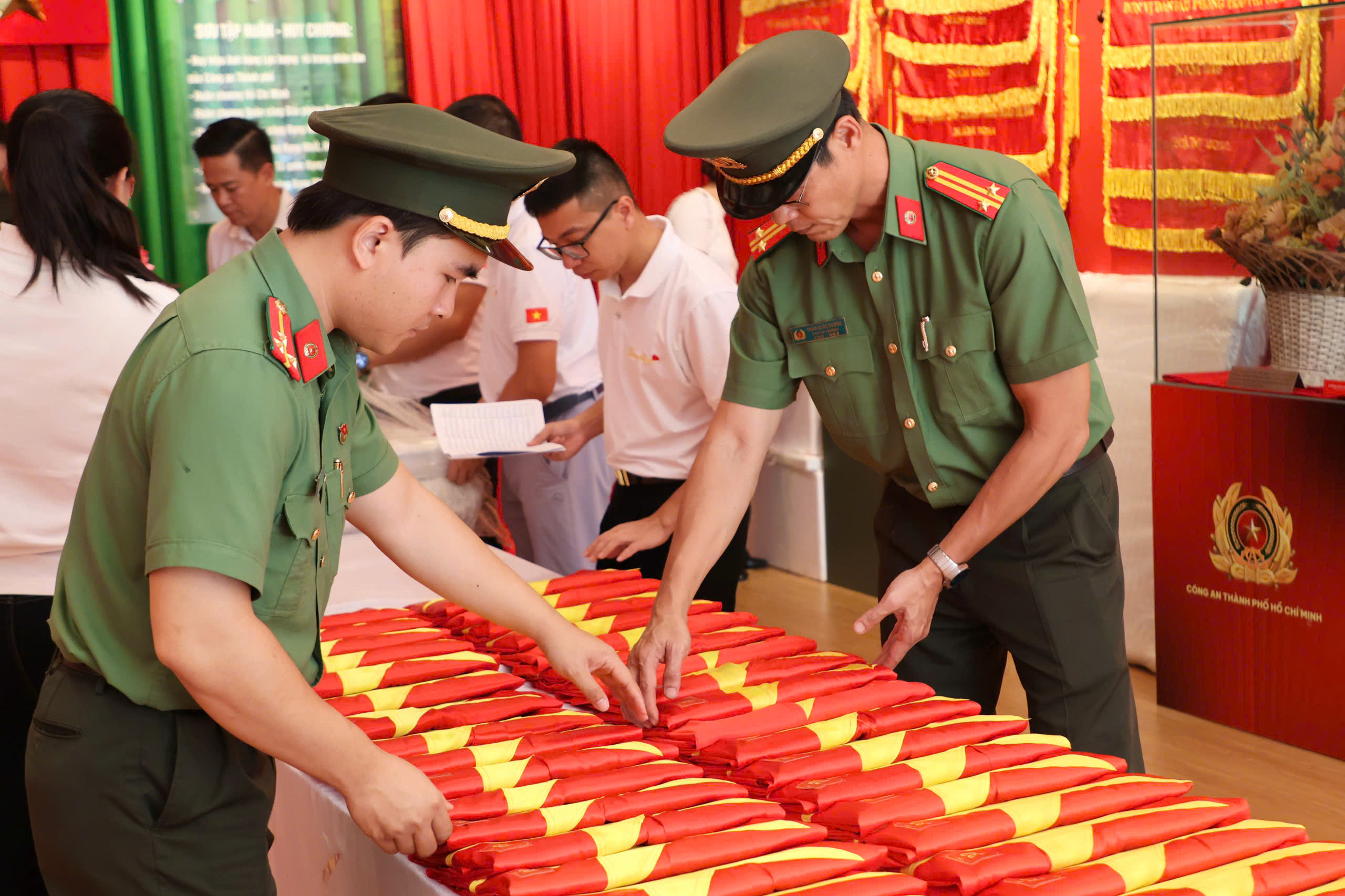 Công an TP.HCM tiếp nhận hơn 150 di ảnh liệt sĩ phục dựng để trao tặng thân nhân- Ảnh 1.