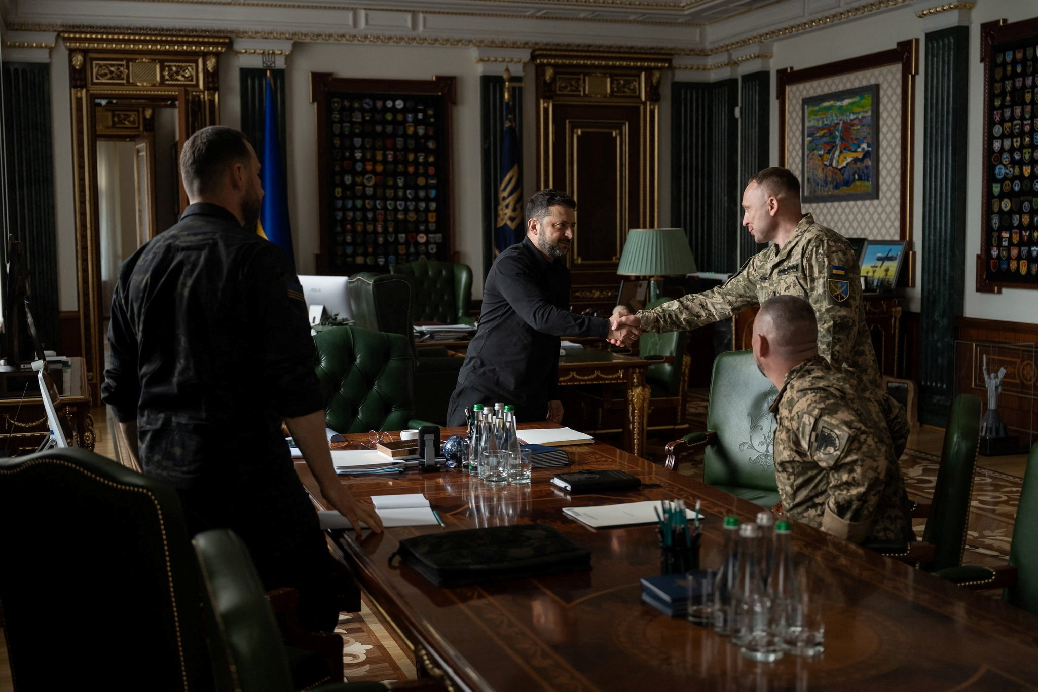 &Ocirc;ng Zelensky bổ nhiệm t&acirc;n tổng tư lệnh Ukraine giữa l&agrave;n s&oacute;ng biểu t&igrave;nh - Ảnh 1.