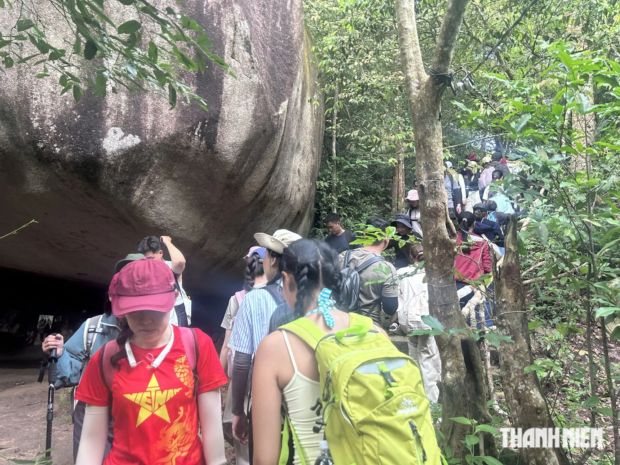 Đổ xô leo núi check-in mỏm đá lạ, cách trung tâmTP.HCM chỉ 2 giờ chạy xe - Ảnh 2.