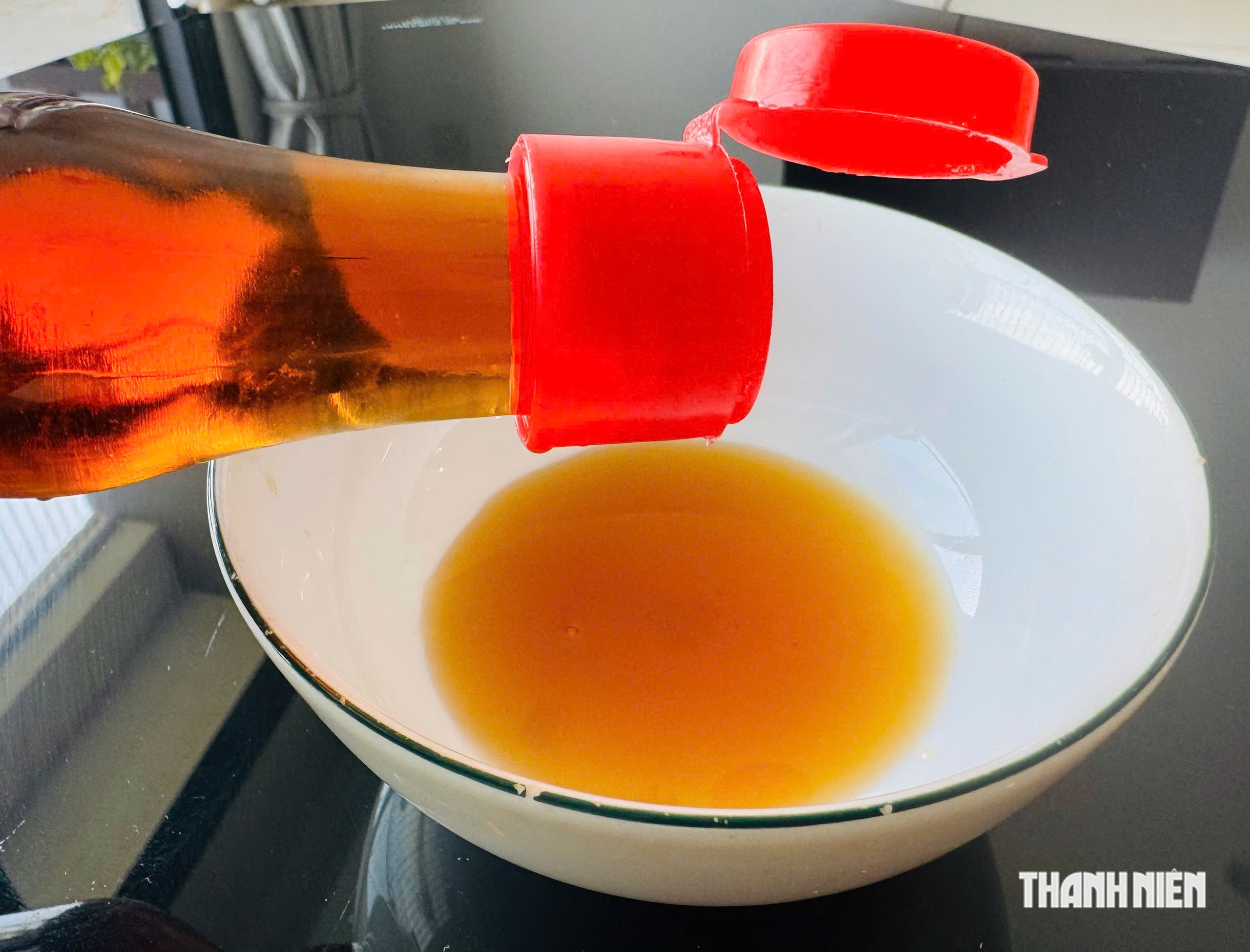 Bác sĩ: Nên ăn nước mắm hay muối tốt hơn? - Ảnh 2.