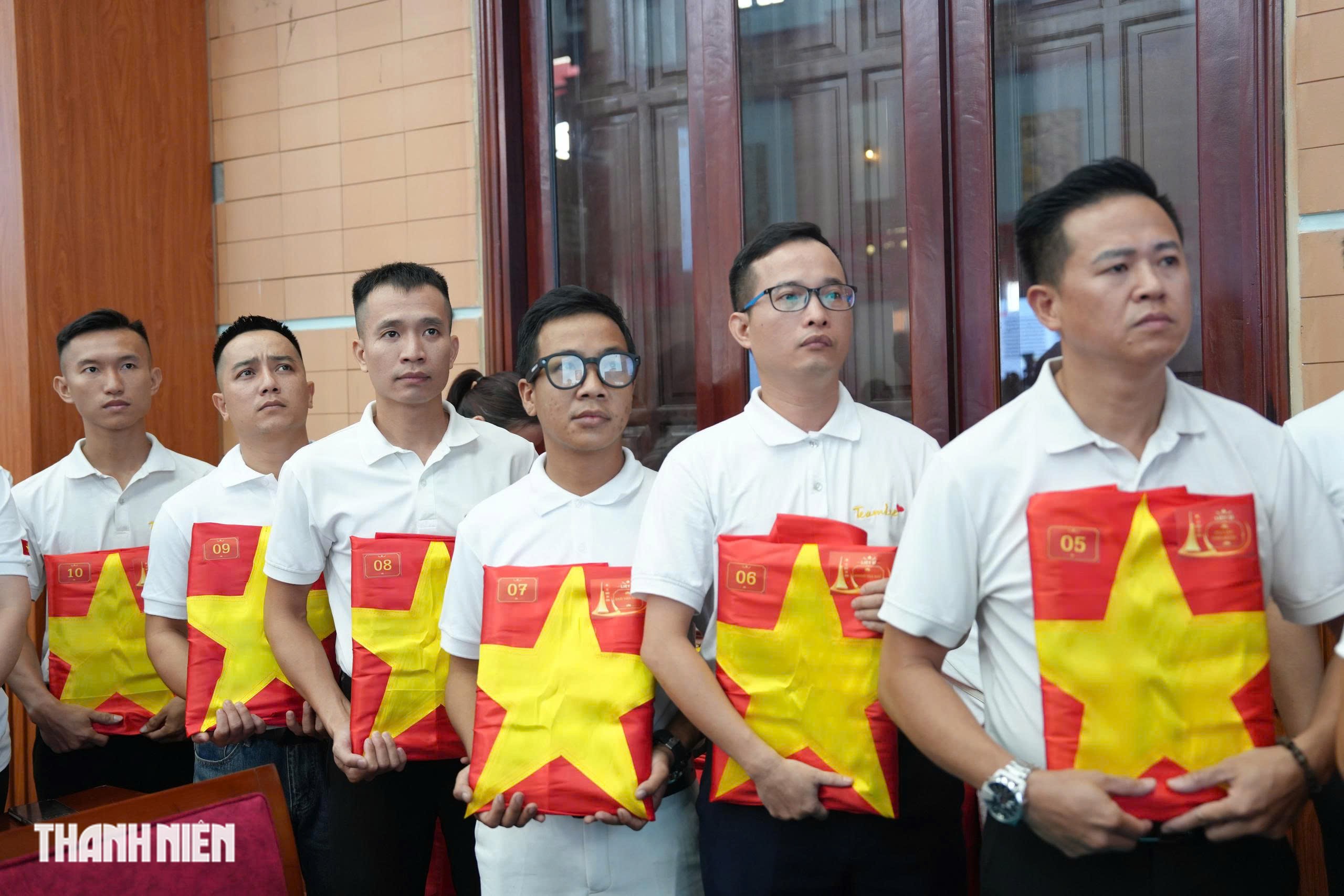 Người con 66 tuổi lần đầu nhìn rõ ba qua di ảnh liệt sĩ phục dựng - Ảnh 4.