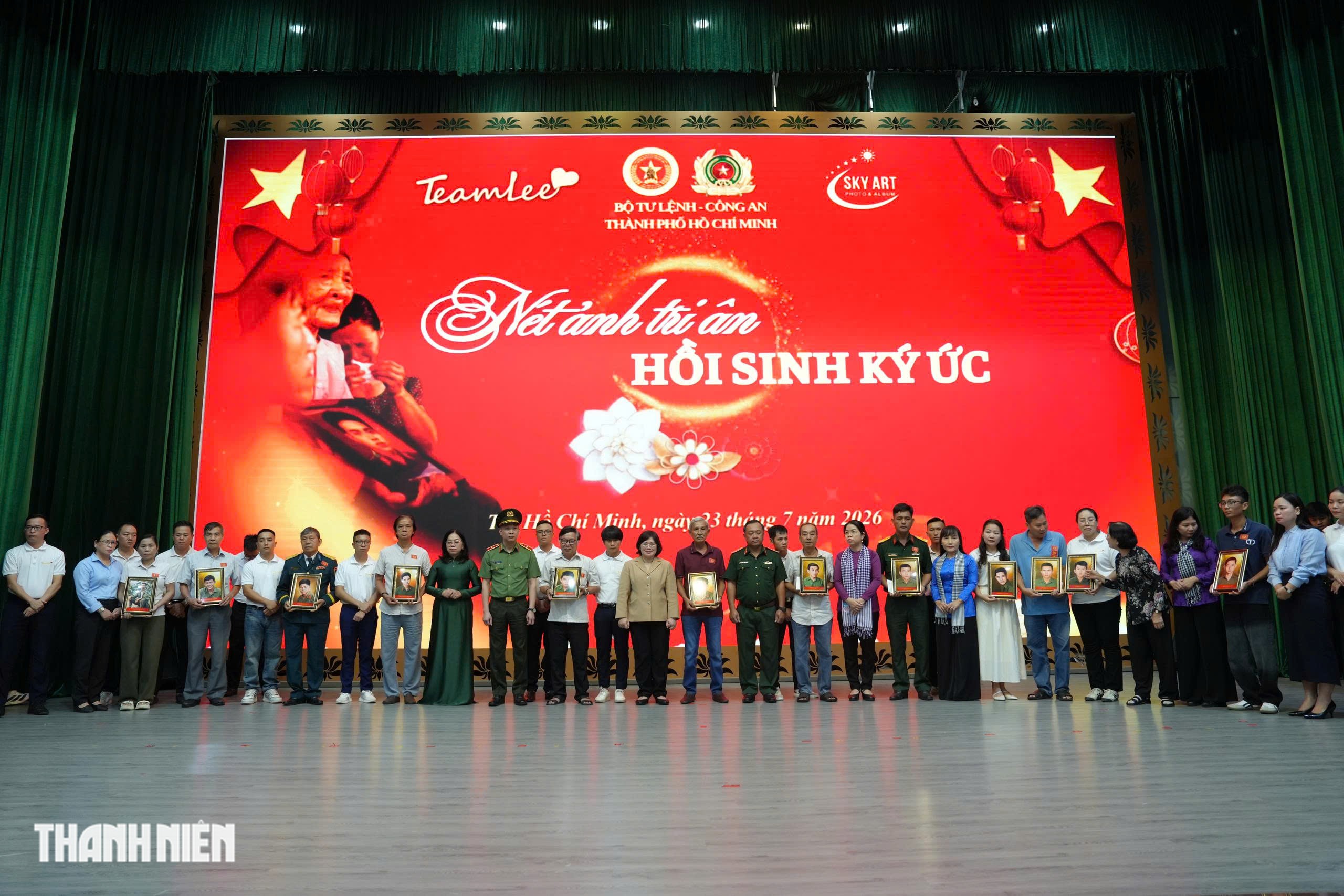 Người con 66 tuổi lần đầu nhìn rõ ba qua di ảnh liệt sĩ phục dựng - Ảnh 5.