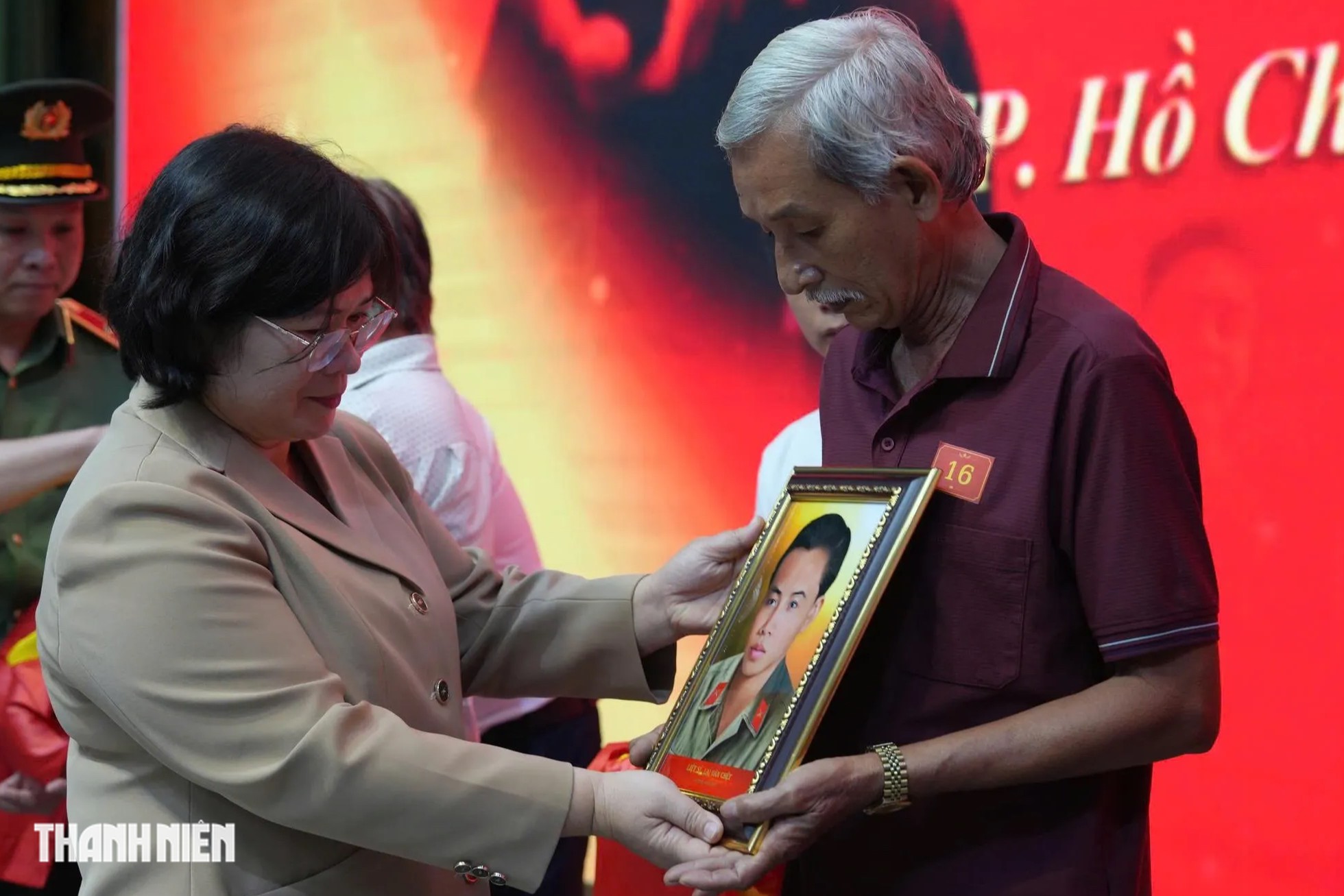 Người con 66 tuổi lần đầu nhìn rõ ba qua di ảnh liệt sĩ phục dựng - Ảnh 2.