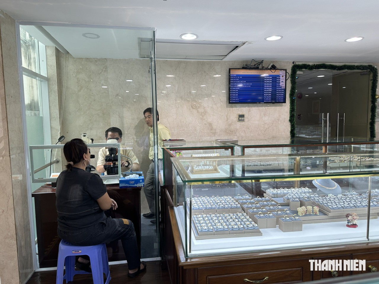 Khách bán kim cương, vàng tăng đột biến- Ảnh 3.