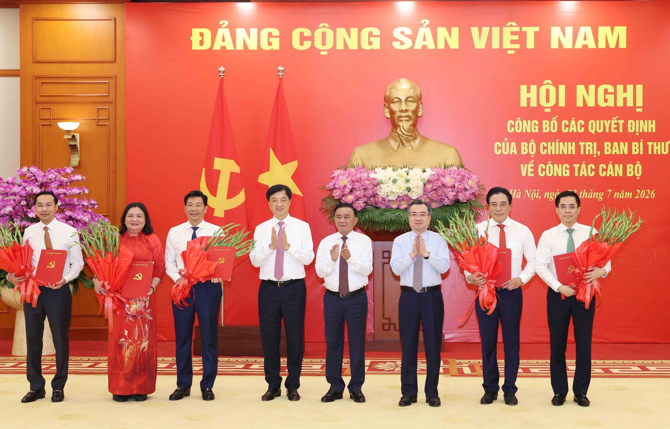Công bố các quyết định của Bộ Chính trị, Ban Bí thư về công tác cán bộ- Ảnh 1.