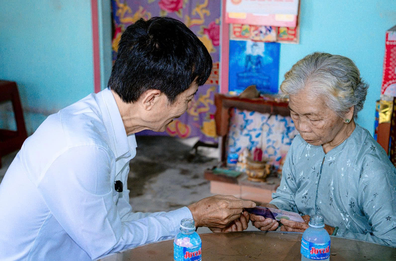 Quỹ Khởi sự từ tâm trao sổ tiết kiệm 100 triệu đồng tri ân vợ liệt sĩ - Ảnh 1.