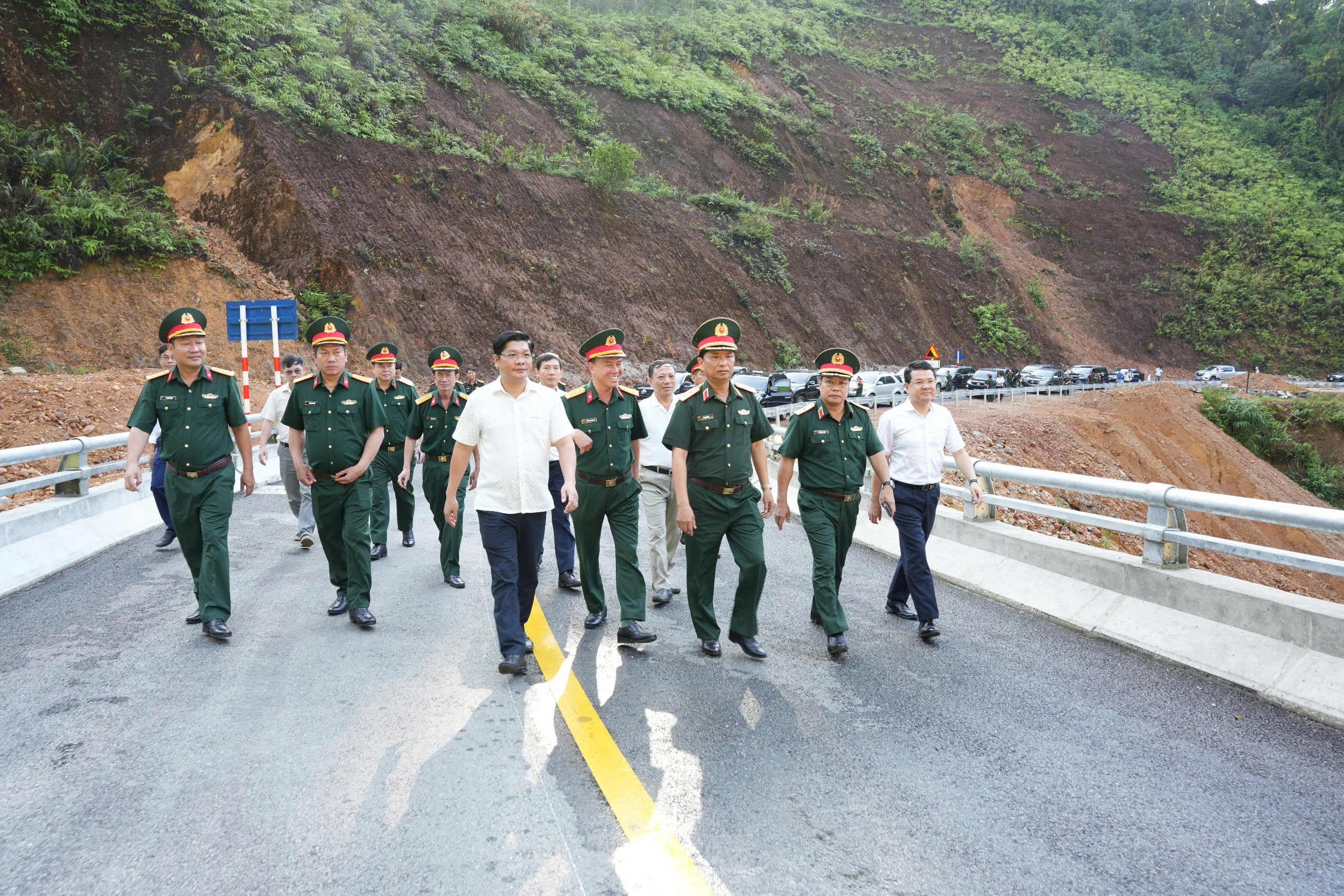 Thông xe tuyến đường Nam Đông - A Lưới nối 2 khu vực miền núi Huế- Ảnh 1.