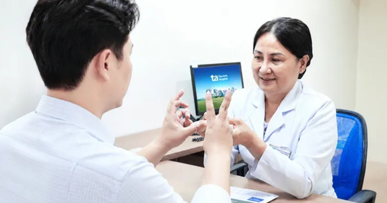 Bác sĩ cảnh báo nguy cơ đột quỵ từ trào lưu nắn chỉnh cột sống - Ảnh 1.