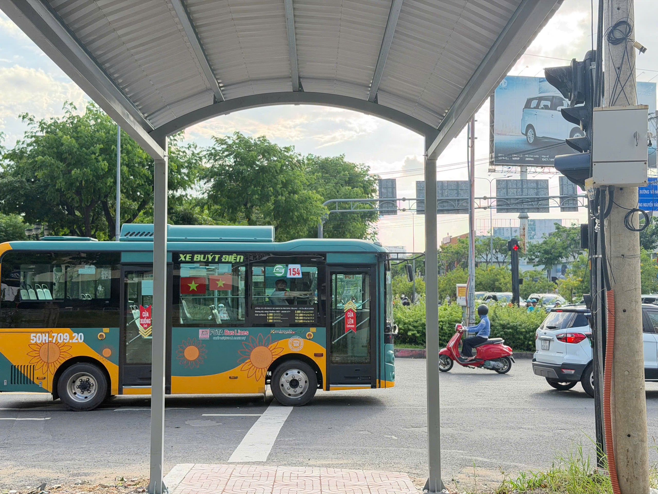 TP.HCM miễn phí vé xe buýt, giờ còn làm mái che kéo tới tận nhà ga metro- Ảnh 2.