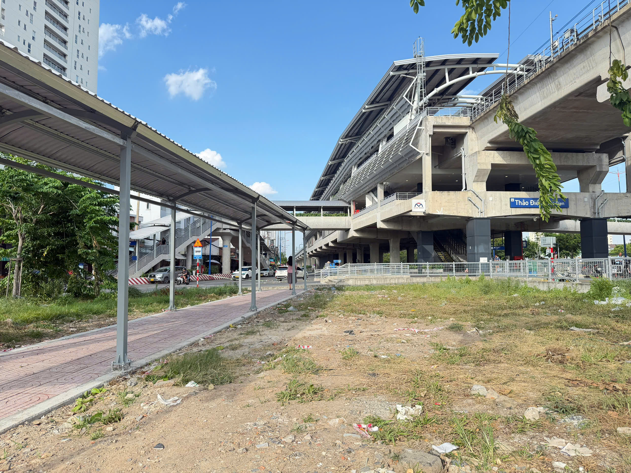 TP.HCM miễn phí vé xe buýt, giờ còn làm mái che kéo tới tận nhà ga metro- Ảnh 1.