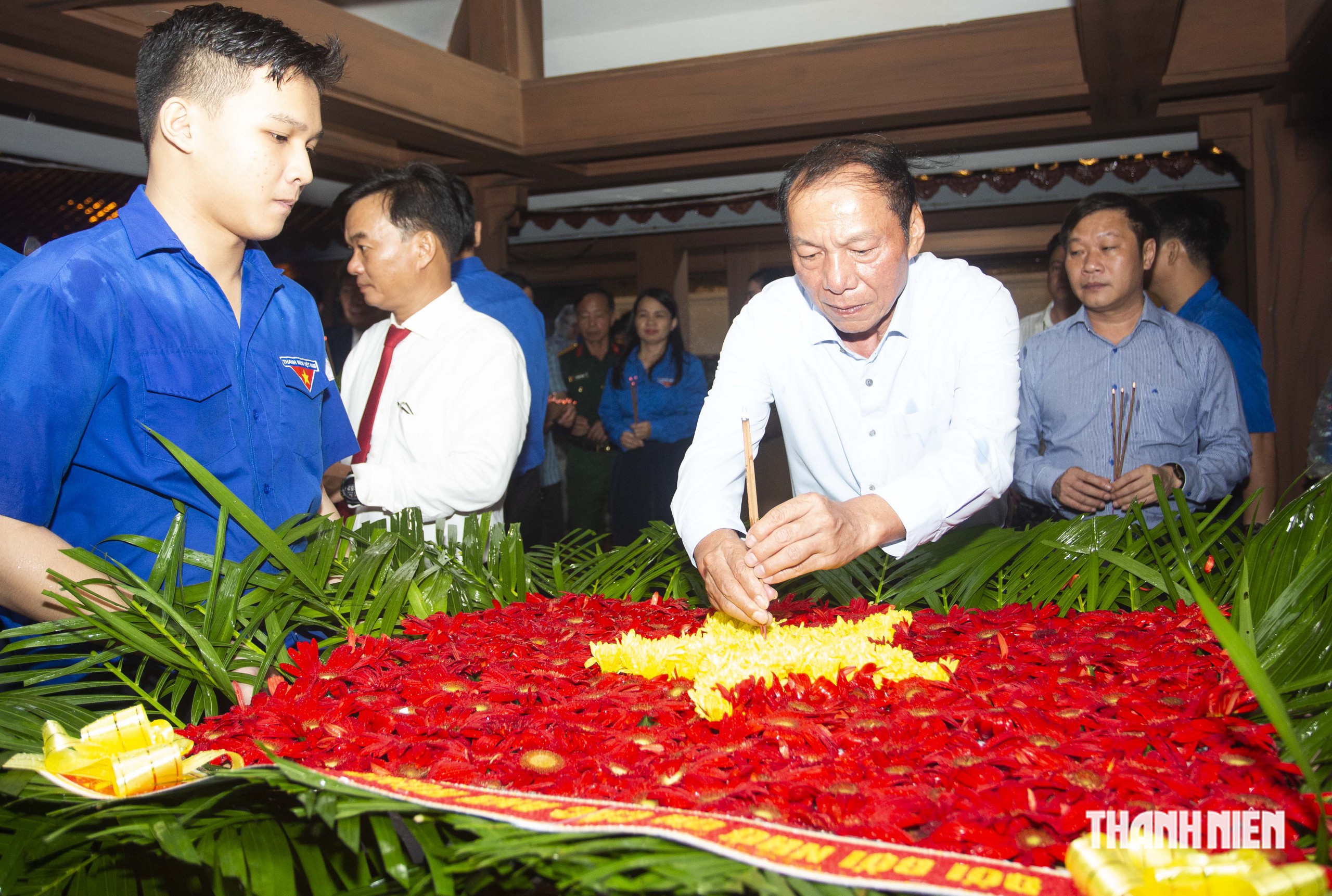 Thả b&egrave; hoa, chiếu phim lịch sử tri &acirc;n liệt sĩ Th&agrave;nh cổ Quảng Trị - Ảnh 2.