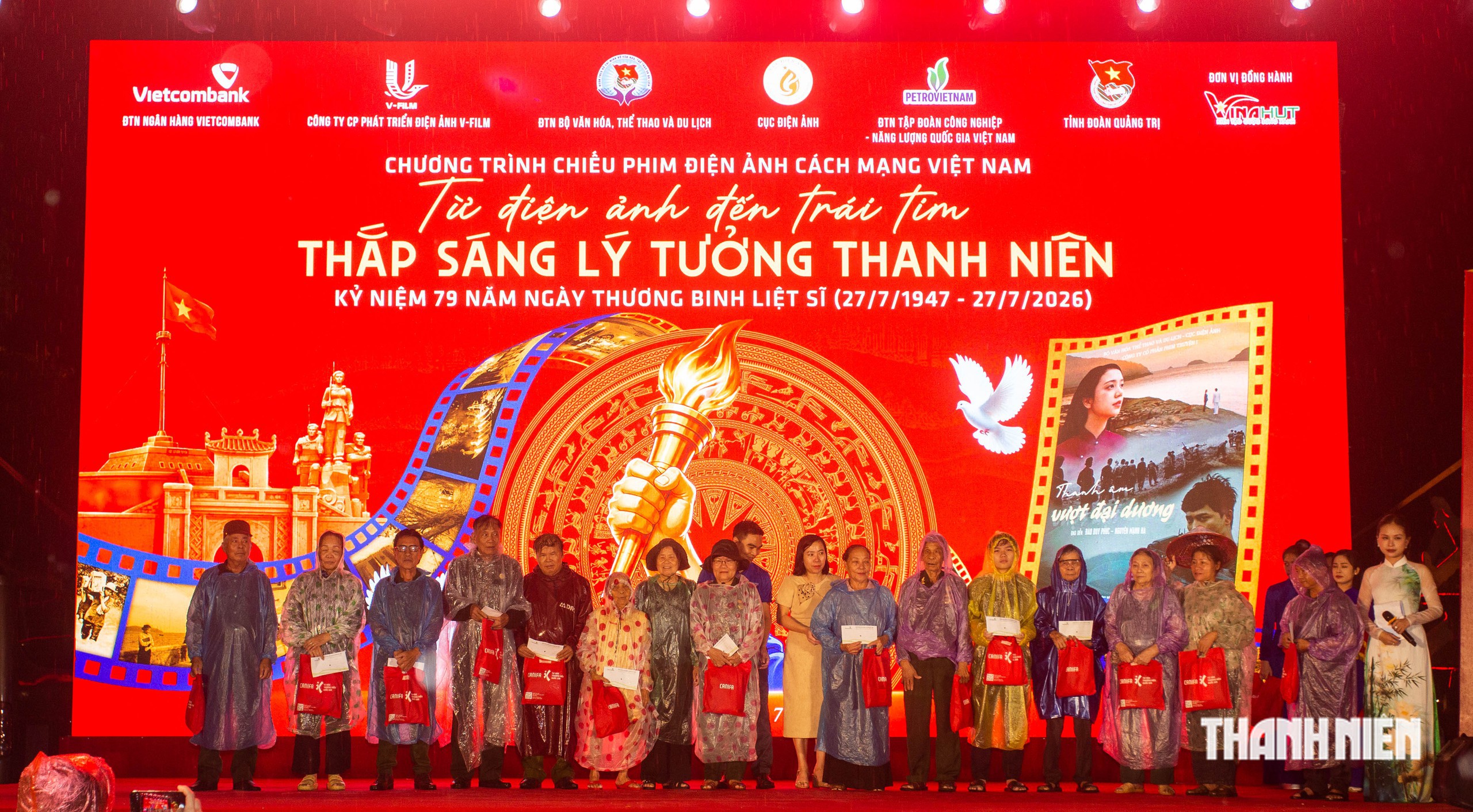 Thả b&egrave; hoa, chiếu phim lịch sử tri &acirc;n liệt sĩ Th&agrave;nh cổ Quảng Trị - Ảnh 4.