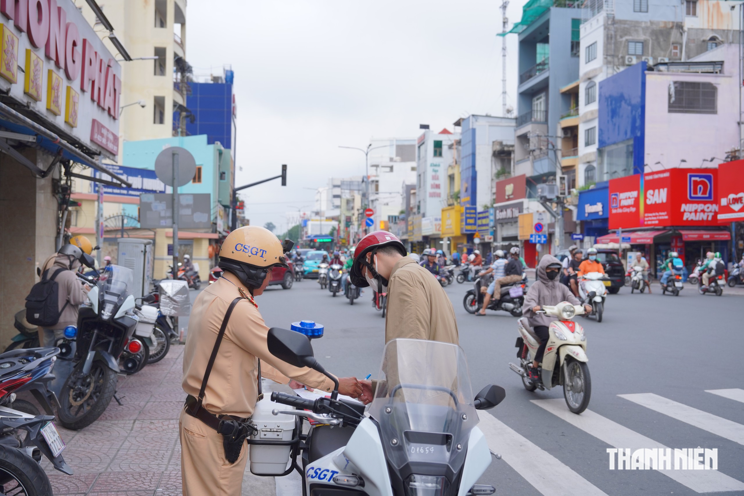 Qua giao lộ TP.HCM, nhiều tài xế bị phạt vì chạy theo dòng xe xung quanh - Ảnh 2.