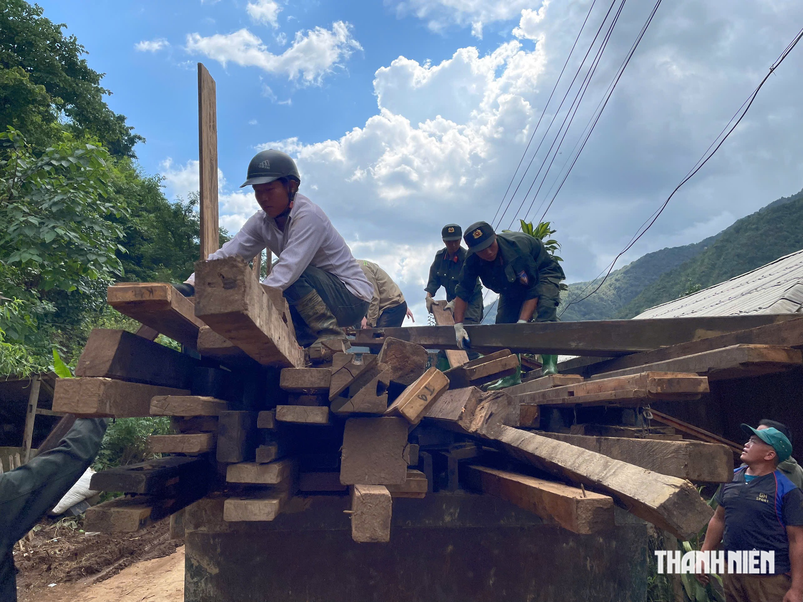 Gần 100 CSCĐ giúp nhân dân Sơn La khắc phục hậu quả thiên tai- Ảnh 9.