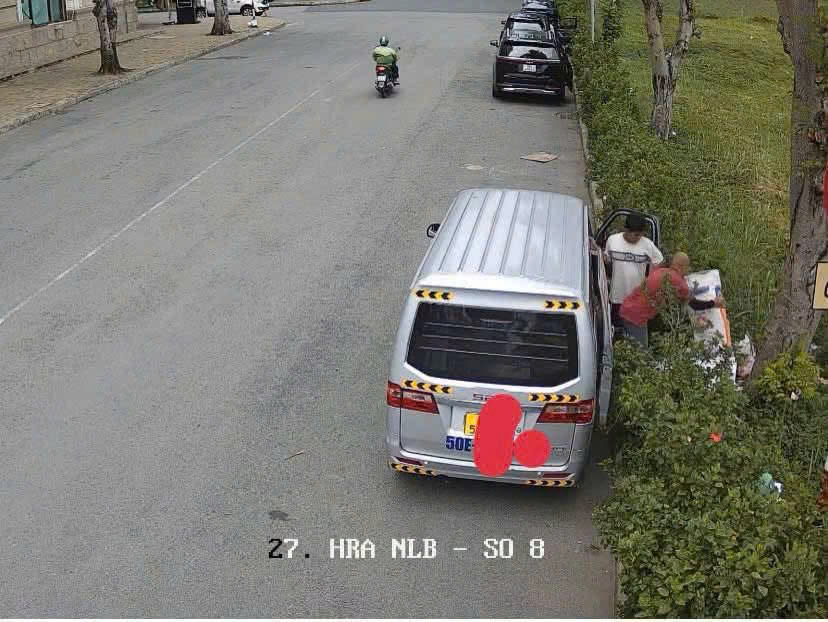 Vứt rác bừa bãi nơi vắng người, hai người bị camera ghi hình, xử phạt- Ảnh 1.