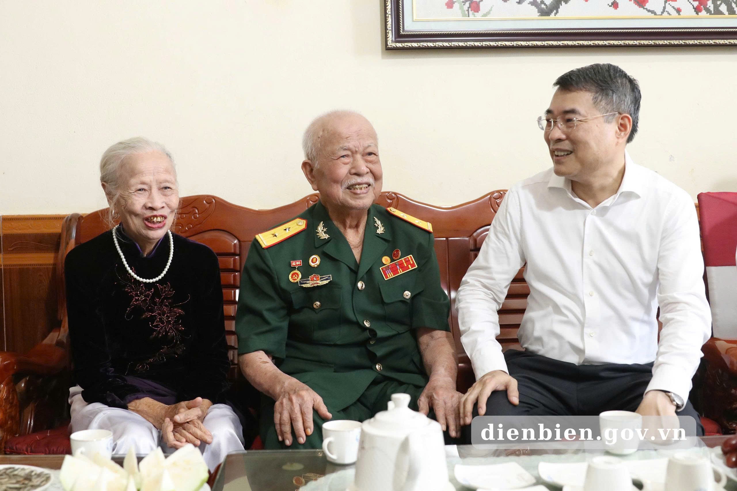 Thủ tướng dâng hương tri ân các Anh hùng liệt sĩ tại Điện Biên - Ảnh 2.