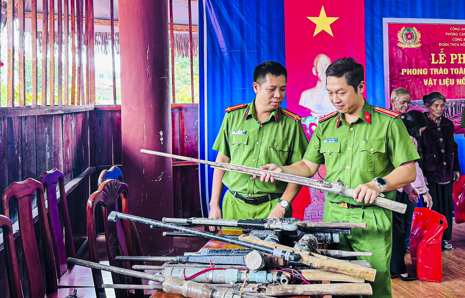 Quảng Ngãi: Đồng bào Xơ Đăng đổi súng tự chế lấy quà- Ảnh 2.
